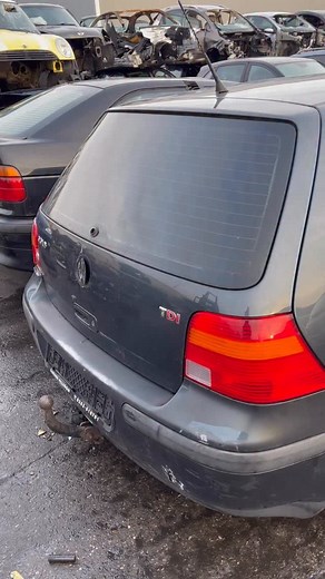 Removing the rear window of a car | Leonardas Zenovicius