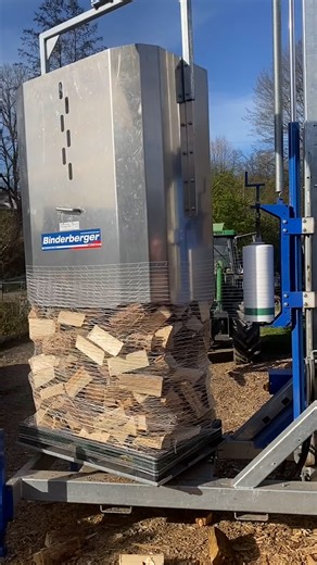 I never knew firewood packing was this satisfying 😍🪵 | UNILAD Tech