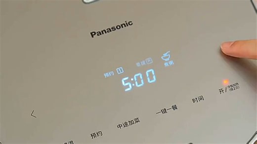 松下电压力锅SR-FS105，智能控压省时省力，煮饭炖肉不糊锅，厨房新手也能轻松搞定。