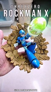 [ threezero ] MDLX - Rockman X / Megaman X (洛克人X) --------------------------------- 看回資料，原來對上一次開箱 Threezero 的 Rockman 已經是上年 11月的事，今次要分享的是同為「MDLX」系列的 Rockman X！ 說來有趣，之前在不同相片上看過今次這款 Rockman X 與之前元祖 Rockman 的對比照，甚至自己也在展場上看到過這款 Rockman X 的實物，一向對比例拿捏有點自信的我也有點看不透這 Rockman X 的大小定位，因為看似起來有點小隻的，直到今次親自上手迷題終於解開。 --------------------------------- 之前 MDLC 的元祖 Rockman 大小是 10cm 左右，而今次 Rockman X 身高則是 12cm 左右，看似真的細小了一點，但是今次拿來配一些 1/12 人偶來重現 Marvel VS Capcom 後，發現原來拿上手又沒有想像中小隻，因為也對比過一些 MVC 遊戲片段，Rockman X 的身高也是到 Ryu