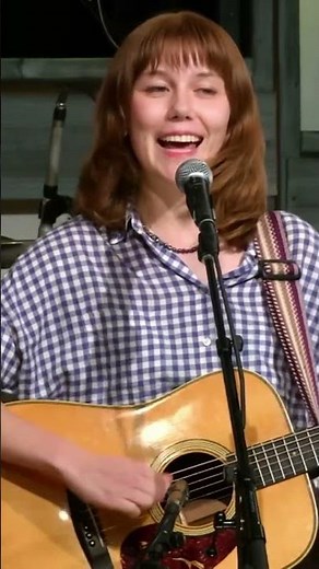 30s with Molly Tuttle - Gentle On My Mind #flatpicking #bluegrass #guitar