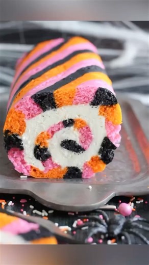 Cake roll slices are 🤌🏻, no? Perfect amount of cake and buttercream for each and every bite! Have you tried a cake roll before? Did you crash and burn like I did the first few times? I’ve got you!! I’ve been there and know every way one can fail at these - but that just means I know how to help, too! 🙌🏻 Ask anything about them below and I’ll do my best to help! 👇🏻 Recipe and tutorial are on bakingwithblondie.com if you’re ready to take a whack at it, btw 🧡🩷🖤 | Baking with Blondie
