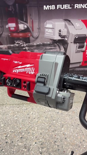 M18 FUEL RINGER ROLL GROOVER from @Milwaukee Tool LAUNCH DATE: MARCH 2025 Industry’s first cordless Roll Groover, designed to optimize productivity of on-site grooving. Eliminates the strain of traditional grooving, enabling sprinkler fitters and pipe fitters the ability to efficiently work anywhere, even at the point of install. With runtime up to 25 3” Sch 40 grooves with the two (2) kitted FORGE™ XC8.0 Batteries. The easy-to-use groove controls enable the operator to simply select pipe materi
