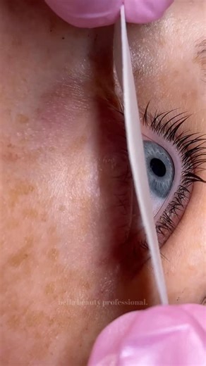 Under-eye taping is often glossed over in trainings… so here are our go-to tips for getting it right every time 👇 UNDEREYE TAPING TIPS: ✨1: When asking your client to look up to place the under-eye pad, line it up and hover just above the area you want to apply it. Once it’s positioned, ask your client to slowly close their eyes, and as they do, gently place the pad down. This helps prevent placing the pad on the waterline. ✨ 2: With your client’s eyes still closed, go back over each section to