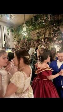 « On est dans la série Bridgerton ! » : 150 personnes réunies pour un bal en Haute-Loire