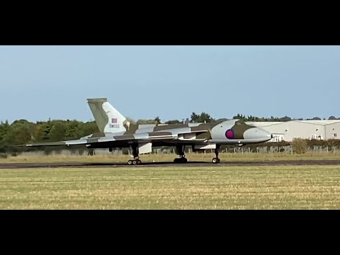Vulcan XM655 Bomber - Taxi Run Wellesbourne Airfield