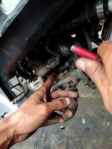 193K views · 4.3K reactions | Ada kaya oli keluar dari lubang busi itu adalah bahan bakar yg keluar dari lubang busi dikarenakan ring busi sudah jelek atau busi kendor cara mengatasinya sangat mudah bisa di kencangkan atau ganti busi #bengkelmotor #otomotip#tutorial | Belajar Mekanik Dari NOL | Facebook