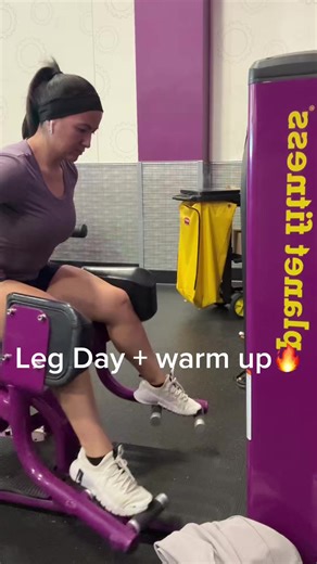 Leg day warm up🔥 Warm up 🔥⬇️ 30 seconds each ⬇️ (2 rounds) Dynamic squat stretch Squat hip opener Hip flexor stretch 90/90 Leg swings Legs workout: 3 sets x 12-15 reps each⬇️ Seated abductions Squats B-Stance RDL Dumbbell hip thrust Leg extension #legdayworkout #gymworkouts #lowerbodyworkout #losefat #warmupexercise