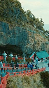 Discover the mystical charm of Udo Jingu Shrine in Miyazaki, a unique coastal shrine perched dramatically on cliffs overlooking the Pacific Ocean. 🌊 This shrine is dedicated to Yamasachihiko, a mythical ancestor of Japan's first emperor. Legend has it that his divine spirit resides in the cave where the shrine's main hall is located. ✨ The path to the shrine offers breathtaking ocean views, and the lush subtropical plants create an otherworldly atmosphere. 🌿 CREDIT: souichirou___ on Instagram 