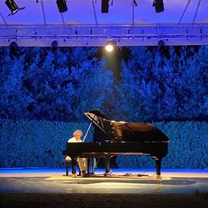 4.5K views · 582 reactions | Standing ovation and extraordinary welcome at @Piano City Pesaro. Wonderful Audience while intoning the A note. All together in deep union through the sound in such a difficult moment. Standing ovation e straordinaria accoglienza a #PianoCityPesaro. Audience fantastica mentre intonava la nota di LA. Tutti insieme in unione profonda con il suono in un momento così difficile. | Roberto Cacciapaglia | Facebook