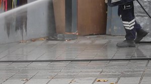 Descargar poder Lavado un hormigón superficie en un urbano ambiente gratis