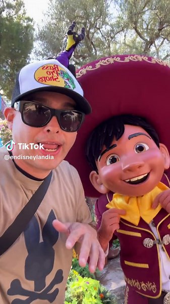 El mariachi loco… #endisneylandia #disneylandia #🇲🇽 #miguelito #mariachi #musicamexicana #mariachiloco