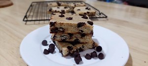Cookie Bars😍😋 Super Easy!❤️ #easy #cookies #baking Ingredients 1/2 cup or 1 stick butter, softened 1/3 cup powdered sugar 1 tsp vanilla 1/4 tsp salt 1 eggyolk 1 cup all purpose flour 1/2 cup chocolate chips 1-2 tbsp milk as needed Title: I Wanna 30s Artist: Underskore Productions Link: https://www.facebook.com/sound/collection/?sound_collection_tab=sound_tracks&asset_id=989752062405061&reference=artist_attr | Foodalicious Homestyle