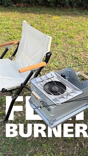 スノーピークなまいにち*️⃣きまぐれキャンパーsphk558 on Instagram: "シェルコンベースのフラットバーナー💁🏻 リッドラックに閉じた状態でのシェルコンの上にフラットバーナーを横向きにセッティング🙋🏻 ソロキャンプなんかで持ち物を最小限にしたミニマルなキャンプにシェルコンとリッドラックがあればフラットバーナーが使い勝手の良い高さに🙆🏻 ガス缶の位置が熱源に近づかないようにしてね💁🏻 スノーピーク推奨の使い方ではないから、あくまでも自己責任にて🙇🏻"