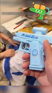 Детето направи шега с момичето с воден пистолет! 💦😜