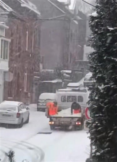 423K views · 2.8K reactions | Quel courage à Mont sur Marchienne. A défaut de machine, il reste les bras. Bravo. | Michel Verspecht | Facebook