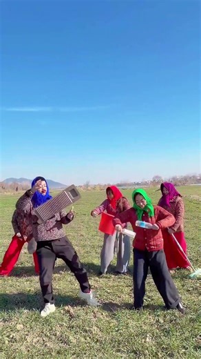 姐妹们，看我们谁跳的好😂九点都记得来直播间哦#姐妹 #怎么高兴怎么玩