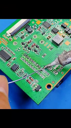 installing the sound IC TDA7388 on the triple layer PCB #howto #install #soundIC #tda7388 #android | Giyan Circuit