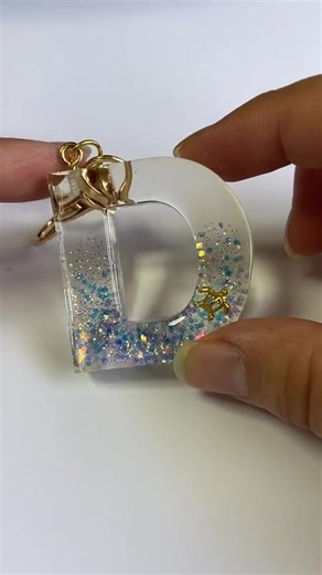 Llavero de resina hecho a mano 💎 Diseño único y resistente. Un detalle perfecto para regalar o para darle estilo a tus llaves 🔑✨ #llaveros #resin #handmade #keychain #personalizado