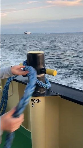 【船の留め方】ロープで船を係留する方法のご紹介です！#海上保安庁 #海猿 #潜水士 #船 #船乗り #船員