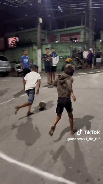 Futebol de Rua: A Paixão Brasileira em Ação