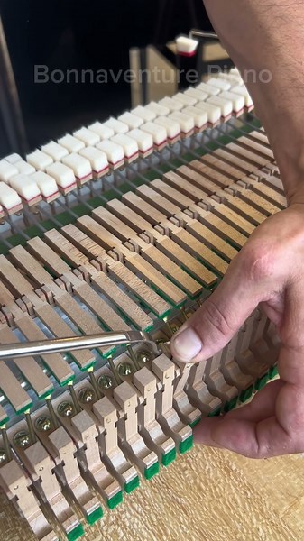 Réglage du départ des étouffoirs d’un piano Yamaha U10A 🎹