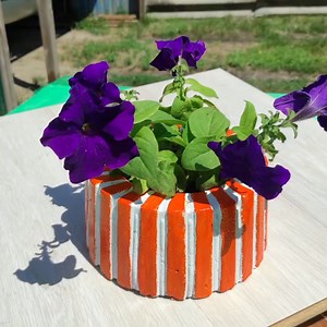 com uma embalagem de bolo faça um lindo vaso para flores | Top Dicas Em Casa