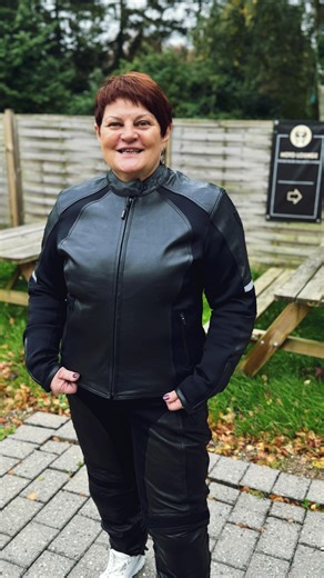 A leather suit for both curvy and petite women. Is that really possible? 🤔🏍️ Why wouldn’t it be?🤷‍♀️ Women of all shapes and sizes ride motorcycles - and we all deserve proper MC gear that actually fits. Thanks to @motogirluk, a leather suit with high safety (AA-rated with impact protectors included) is made for real women riders - no matter your shape or size. Available in XXS-5XL and three different colours. So… which one is your favourite? 😍 (Pssst… the January sale is still on. Be quick 