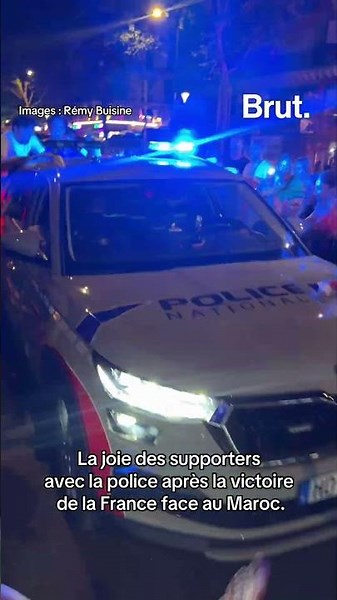 La joie des supporters avec une policière après la victoire de la France face au Maroc