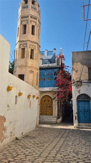 #Repost @friendsoftunisia_bytyna2025 Une découverte le tiktoker Flowers.Travel Sousse Explorez la Médina de Sousse, site UNESCO. Flânez dans ses souks parfumés, admirez l'architecture historique, sentez l'énergie des artisans. Une immersion culturelle inoubliable, où chaque coin de rue raconte une histoire millénaire. A tour in Medina Sousse #medina #sousse #tunisia #Summer #2025 #foryoupage | Les Amis de la Tunisie by Tyna | Facebook