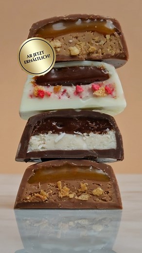 Jetzt erhältlich: Lindt CHOCOLATE CUBES 🍫❤️ Einzigartiger Genuss für alle Sinne. Ein Kunstwerk aus knackiger Schokolade mit crèmig-knuspriger Füllung. Ein vielschichtiges Texturerlebnis, in vier raffinierten Rezepturen. Mit Leidenschaft kreiert von den Lindt Maîtres Chocolatiers, handgefertigt in der Schweiz. Verfügbar auf lindt.ch sowie in den Lindt Shops im Lindt Home of Chocolate in Kilchberg, Luzern Verkehrshaus, Genf, Basel & Spreitenbach Tivoli. Nur solange Vorrat. #lindt #lindtswitzerlan