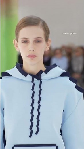La marque LOEWE a ébloui la #parisfashionweek avec ses tenues façon « pixel ».