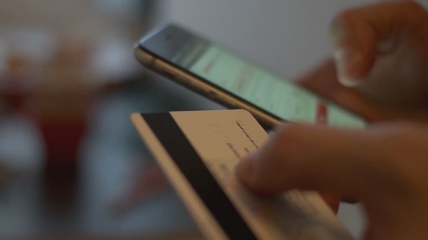 'Con man scenario': Chicago man loses thousands to tap and pay scam