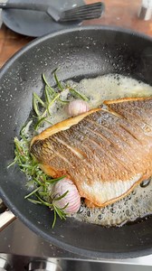 Perfekte Dorade von Blue 2 me – knusprige Haut, saftiges Filet und voller Genuss ohne schlechtes Gewissen. In Butter, Kräutern und mittlerer Hitze auf den Punkt gebraten. Einfach, schnell, nachhaltig lecker! #fischliebe #dorade #schnelleküche | Chefkoch_lutz