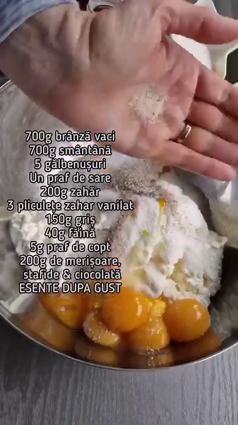 A zis cineva pasca perfecta fara aluat?? Unde mai pui ca e si rasturnata? 🫠 O pasca mai simpla si mai buna de atat nici ca se poate! Ingrediente: ▪️700g branza de vaci (nu trebuie scursa, eu am luat branza de vaci varsata, din piata) ▪️ 700g smantana cu 20% grasime ▪️ 5 galbenusuri ▪️ 200g zahar ▪️ 3 plicuri zahar vanilat ▪️ 150g gris ▪️ 40g faina ▪️ 5g praf de copt ▪️ un praf de sare ▪️esente dupa gust (rom, vanilie, lamaie.. etc) ▪️ 200g mix de ciocolata menaj, merisoare si stafide ▪️ zahar p