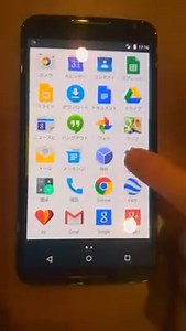 ■携帯アプリの日 Android™ 5.0, Lollipop の【隠しゲーム】 Nexus シリーズに搭載・配信されている最新のAndroid 5.0, Lollipopには、隠しゲームがあるのはご存じですか？ 本日は携帯アプリの日なので、特別にプレイする方法を公開しちゃいます！ 1.「設定」から1番下の「端末情報」をタップ 2.「Androidバージョン」を連続でタップする 3. 画面にアニメーションが表示された後、Lollipopキャンディーが表示される 4. Lollipopキャンディーを数回タップし、その後長押しする 上記の手順を踏むと、どこかで見たことがあるようなゲームをプレイする事ができます。 画面をタップしてアンドロイド君を進めていくシンプルなゲームなのですが、とても難しいです。ちなみに10分くらいやりましたが、スコア1が最高でした。。。 ぜひ、みなさんも試してみてください！ ※Google、Nexus、Google Play、Android およびその他のマークは、Google Inc. の商標です。Android ロボットは、 Google によって作成、共有された