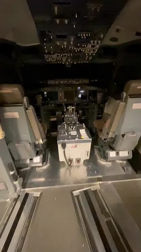 Boeing 737 Simulator Experience for Aspiring Pilots
