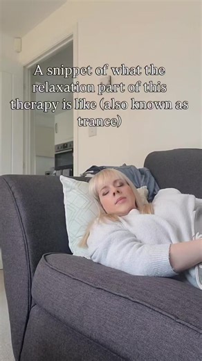 🍥 Can you hypnotise people? 🍥 As the course is coming to an end, this has got to be the most commonly asked question since I started. This therapy is not what we see on stage. There is nothing weird about the hypnosis part. You are perfectly in control and you will not end up clucking like a chicken 🤣🐔 Just like me here you will lie down either in the therapy chair at my therapy space, or at home if you do this online and you will listen to me read a script for approx 25 minutes. It will hav