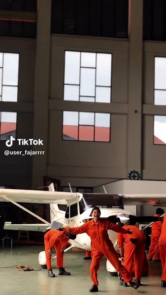 jacking aircraft#cessna172 #batam #politeknik #fyp #tppu