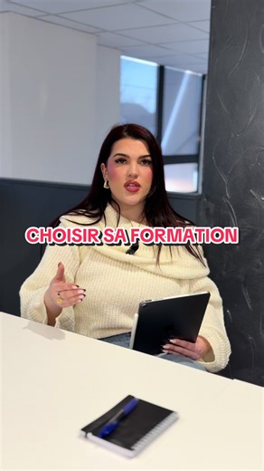 Tu choisis une formation… Mais est-ce que tu choisis la BONNE formatrice ? 👀 Aujourd’hui, il y a des formations partout. Mais la vraie question c’est : Est-ce qu’on va vraiment t’aider à réussir après ? Chez THE GLOW BEAUTY ACADEMY, on ne forme pas à la chaîne. ✨ 2 élèves maximum par session ✨ Accompagnement 100% personnalisé ✨ Suivi après la formation ✨ Stratégie réseaux sociaux pour attirer tes clientes ✨ Conseils business pour te lancer et te démarquer On ne te donne pas juste une technique.