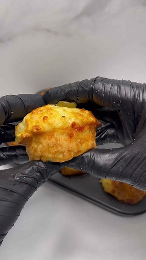 לחמניות קוטג׳ מפוצץ חלבון ממצרכים שיש לכולנו בבית , 5 דק עבודה !!! מבטיח לכם שאתם הולכים להכין את המתכון הזה לפחות פעמיים בשבוע , סמכו עליי😜 אז איך מכינים ? 250 גרם קוטג’ 5% (1 קופסה) 2 ביצים 1/4 כוס שמן 1/2 כפית מלח 1/2 כוס גבינה צהובה מגורדת 1 ו-1/2 כוסות קמח 2 כפיות אבקת אפייה נערבב עד לתערובת אחידה , ניצוק לתבנית שקעים לתנור 190 מעלות עד להזהבה וזהו ! יש לנו את זה 💪 ראיתם איזה קל זה ? תשלחו לחבר/ה שחייב להכין את המתכון 💪 אל תשכחו לשמור את הפוסט על מנת לחזור אליו במידת הצורך 🤫 ועד אזזז , 