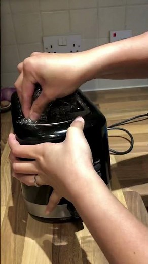 HOW TO CLEAN YOUR TOASTER | quick and easy #kitchenhacks