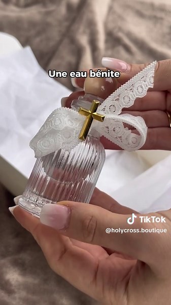 Coffret chrétien personnalisé pour bébé, rempli de créations uniques fait mains disponibles dans notre boutique en ligne. 🤍 Découvrez un bel exemple comprenant une broche élégante, une fiole d’eau bénite et un chapelet pour enfant, soigneusement disposés dans un coffret raffiné. #coffret #coffretcadeau #coffretpersonnalisé #cadeaunaissance #cadeaupersonnalisé #cadeaupersonnalise #cadeaunaissance #cadeaucouple #cadeauunique #chretien #chretiens #christianisme #tiktokchretien #tiktokchretienne #c