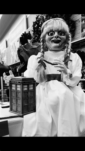 😱 Annabelle and the TARDIS 🎃 The Traveling TARDIS Days To Halloween 🎃 #Annabelle #DoctorWHO