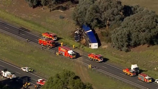 Horror crash closes Hume Freeway