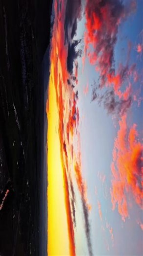 暮色沉西，红霞漫卷，人间皆是浪漫光景。 #绝美火山夕阳 #火烧云满天 #火烧云 #新疆旅游 #新疆旅游攻略