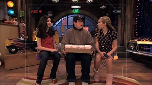 13K views · 383 reactions | ¡Chuck se ganó nuestros corazones!  Para ustedes, ¿quién fue el invitad@ MÁS divertid@ en iCarly?  | Nickelodeon en Español | Facebook