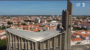 🎞 Redécouvrez les charmes de la Destination Royan Atlantique dans ce reportage Des Racines et Des Ailes diffusé mercredi dernier. Des trésors de nos églises romanes à une session surf sur la côte sauvage en passant par l'architecture royannaise et les cabanes ostréicoles de la Tremblade, plongez dans les richesses de notre territoire 🎞 #royanatlantique Talmont sur Gironde Ville de Royan Huitres Geay Plein Phare | Royan Atlantique