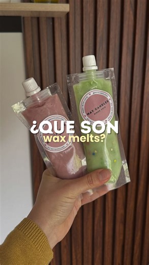 May Candles | Wax melts | Curso de velas on Instagram: "¿Qué es un wax melt? 🕯️✨ Los wax melts son piezas de cera aromática que se derriten en un pebetero y aromatizan espacios de forma rápida, intensa y sin llama directa. Existen diferentes tipos de wax melts (sólidos, cuchareables y squeezables) todos aromatizan igual de bien, lo que cambia es la experiencia, la forma de usarlos y cómo encajan con tus gustos. En este video te muestro cómo funcionan, en qué se diferencian y por qué pued