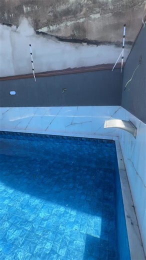 ✨ Seu novo lar na praia de Itanhaém te espera! Apresento este lindo imóvel com: 🏠 02 dormitórios, sendo 01 suíte 🛁 Banheiro social 🍖 Churrasqueira e piscina 🧺 Lavanderia coberta 🚗 02 vagas de garagem 🚿 Chuveirão tira areia 🌊 Apenas 400m da praia! R$370.000,00 - Aceita financiamento bancário. Não perca a oportunidade de viver com qualidade de vida, conforto e lazer a poucos passos do mar. 🌴☀️ 📲 Entre em contato comigo e agende sua visita! 👩‍💼 Thayná – Corretora de Imóveis CRECI: 303923